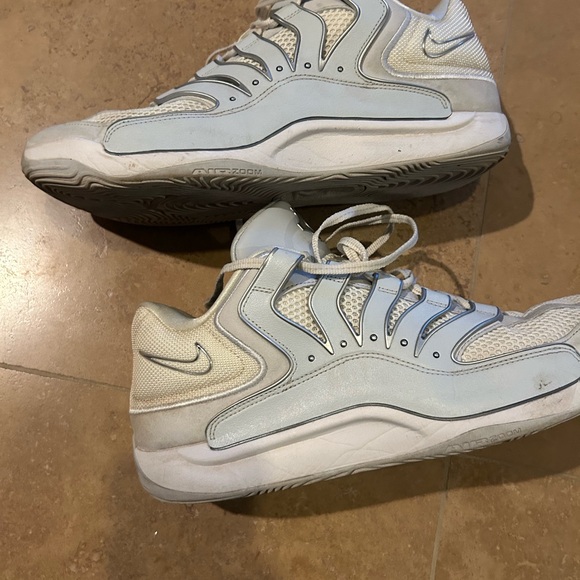 KD 18 Chain Reaction Basketball Shoes. Great condition minimal tread wear.
